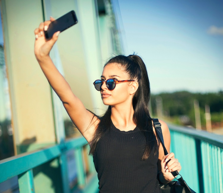 Instagram influencer selfie